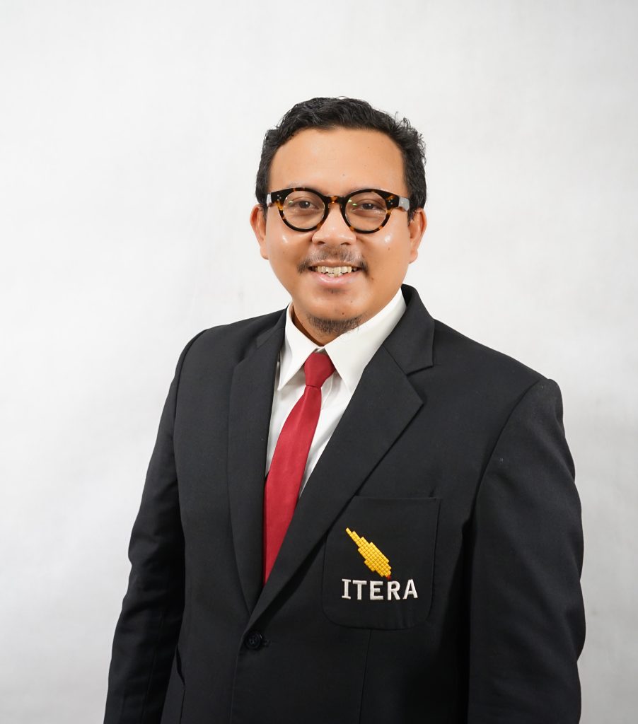 ITR4621-1-902x1024 Profil Pengajar dan Staff